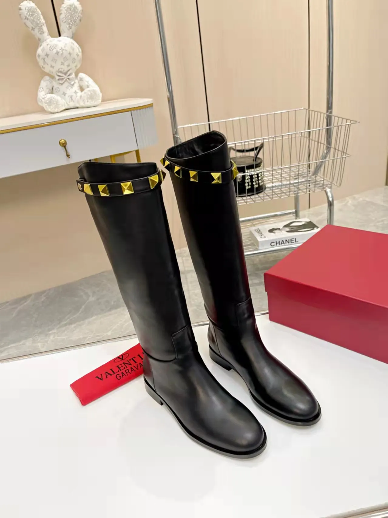 👟👟Ex-factory price 740👟👟 Genuine leather sole +40🆕 Valentino. Valentino autumn and winter fashion women's boots: Comfortable and versatile on the upper feet, showing long legs, Fabric: Imported first-layer cowhide ⚡The most popular V buckle ⚡Inside feet all genuine leather Code number: 35−40 (Customized size 41) Boot height: 15 inches